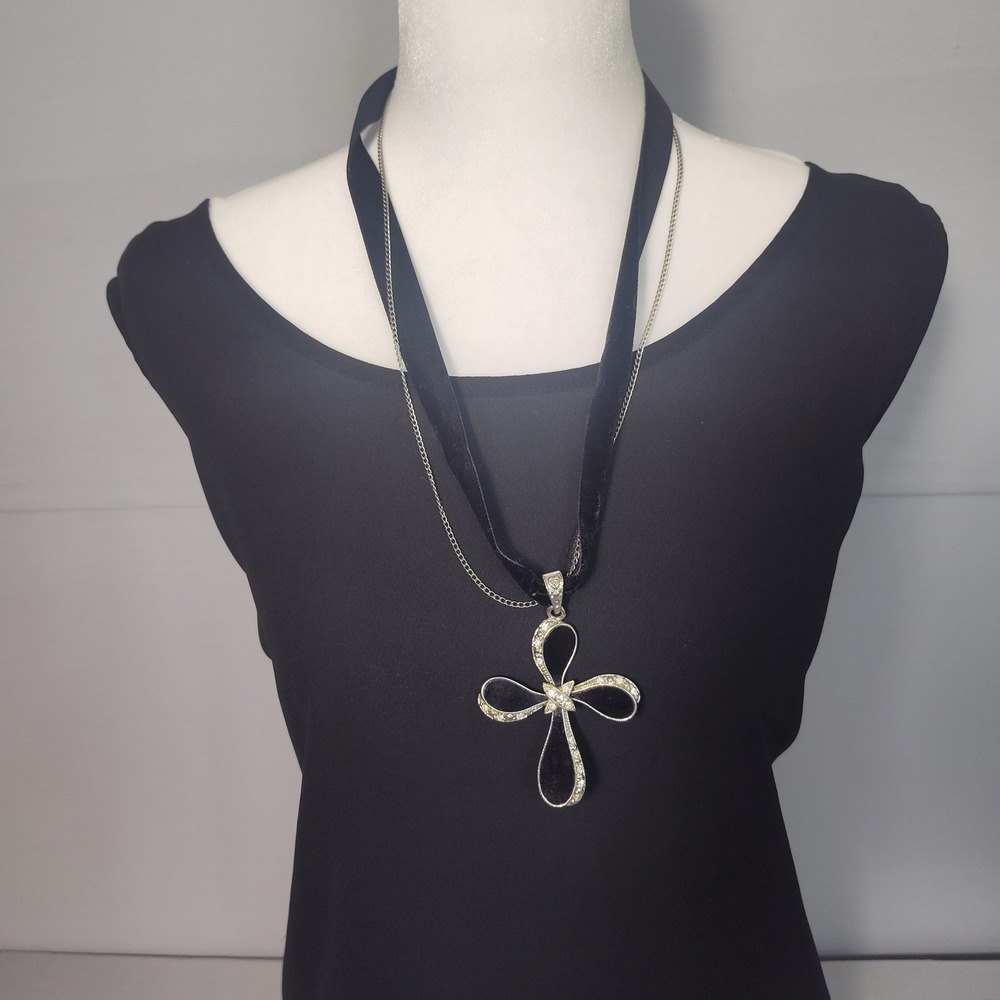 Black Velvet Layered Necklace Silver toneRhinestone Floral Cross Pendant 16-19in